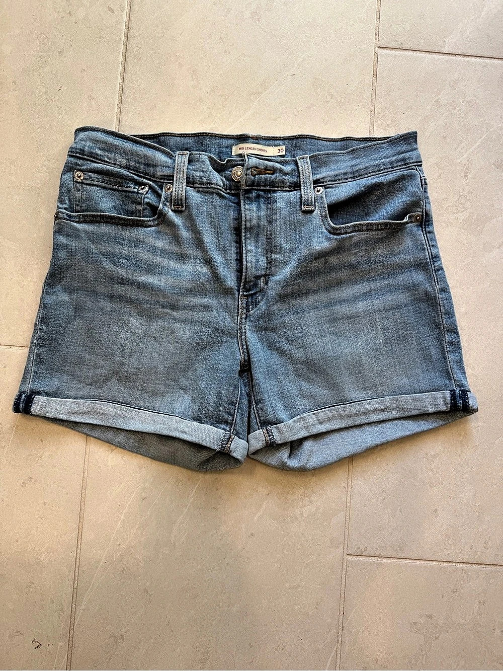 Levi's Mid Length Shorts Jean Shorts in Blue Waist 30 Stretchy